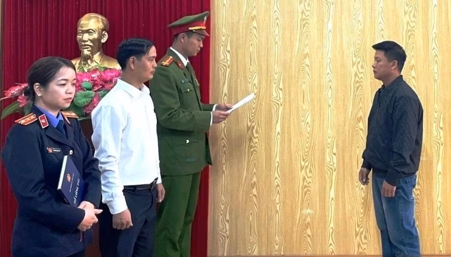 Cơ quan công an đọc lệnh khởi tố bị can, bắt tạm giam đối với Vũ Văn Dũng. Ảnh: Công an tỉnh Ninh Bình