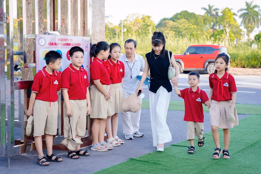 Học sinh Trường Tiểu học Cửa Nam (Ninh Bình) được phụ huynh đưa đến trường.