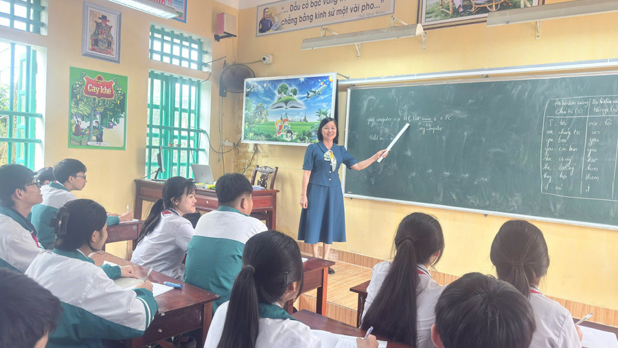 Cô và trò Trường THCS Hải Xuân (Ninh Bình) trong một giờ học. 