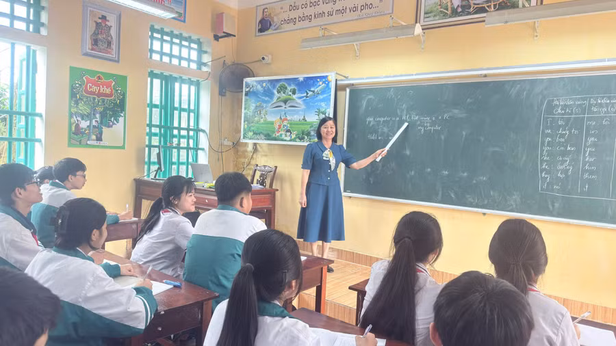 Cô và trò Trường THCS Hải Xuân (Ninh Bình) trong một giờ học. 