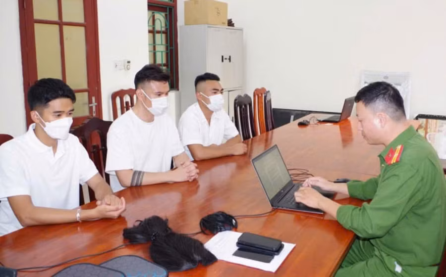 3 thanh niên dàn dựng clip nhạy cảm trên xe ô tô tại cơ quan công an. Ảnh: Công an tỉnh Ninh Bình.