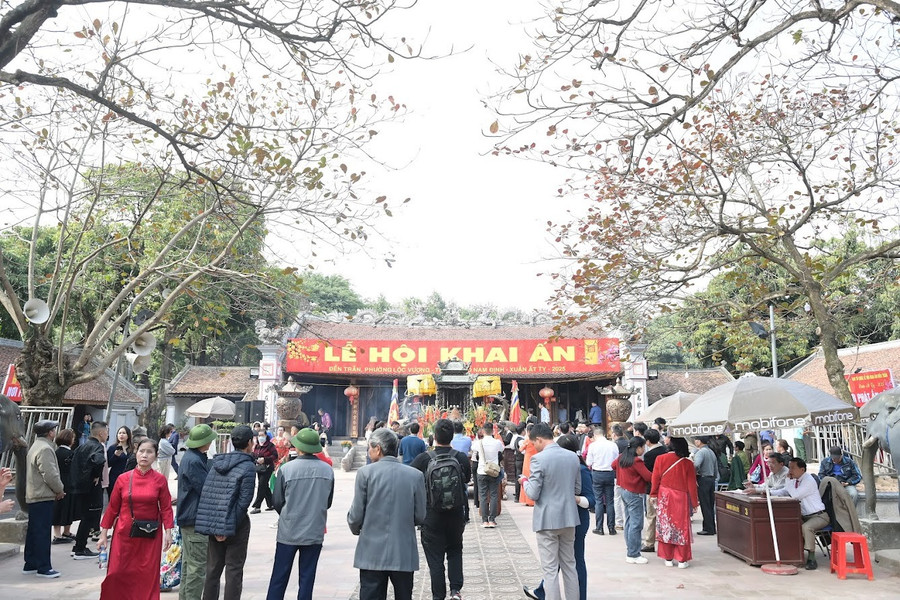 Người dân và du khách dâng hương tại khu vực Đền Trần. 