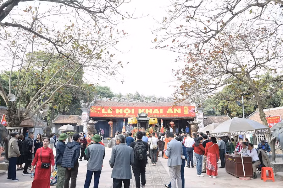 Người dân và du khách dâng hương tại khu vực Đền Trần. 