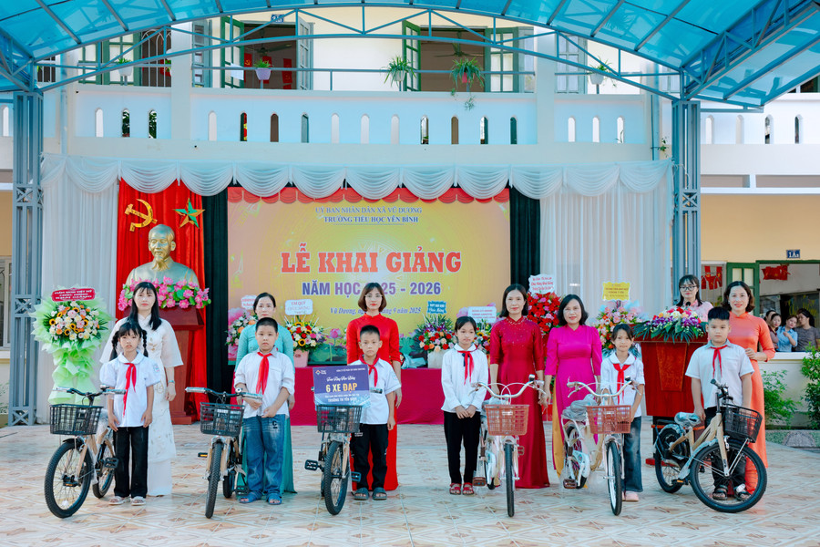 Trao tặng xe đạp cho học sinh nghèo vượt khó trong ngày khai giảng năm học 2025–2026 tại Trường Tiểu học Yên Bình (Vũ Dương, Ninh Bình) . amr00182-1.jpg
