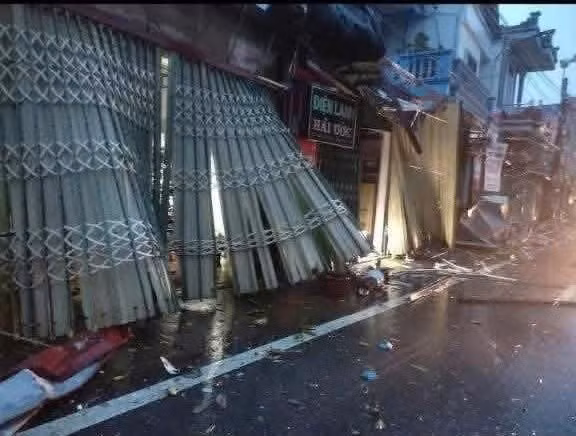 Cơn giông lốc khiến nhiều tài sản người dân bị hư hại.