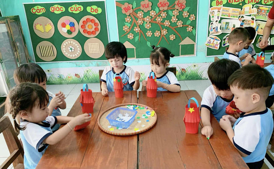 Trẻ hào hứng trong giờ học tạo hình tại Trường Mầm non Yên Tân (Tân Minh, Ninh Bình). 76e2f1a2-5d6e-4f5e-92e1-a37bff903fff.jpg