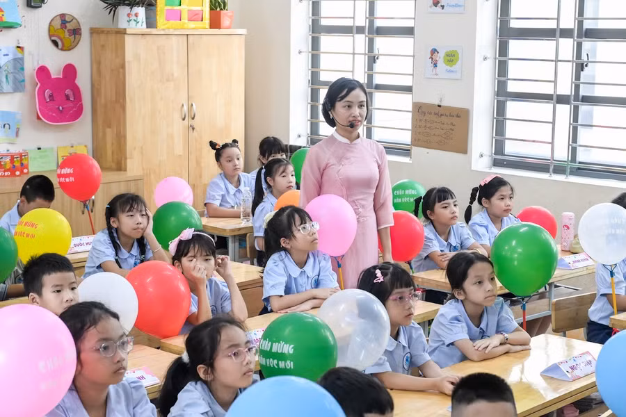 Cô, trò Trường Tiểu học Nguyễn Tất Thành (Nam Định, Ninh Bình) trong ngày khai giảng năm học 2025-2026.