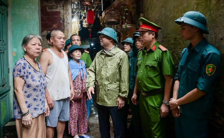 Ông Phạm Hồng Thái, Chủ tịch UBND phường Nam Định (Ninh Bình) vận động người dân sớm di dời đến nơi tránh trú.