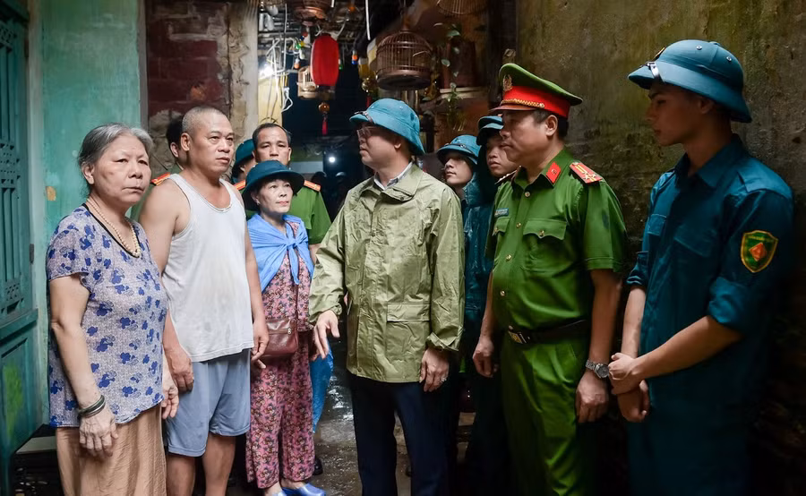 Ông Phạm Hồng Thái, Chủ tịch UBND phường Nam Định (Ninh Bình) vận động người dân sớm di dời đến nơi tránh trú.