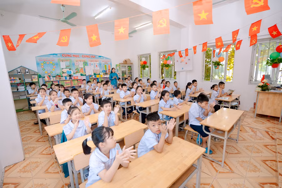 Học sinh Trường Tiểu học Yên Bình (Vũ Dương, Ninh Bình) đón năm học mới trong môi trường học tập khang trang, thân thiện.