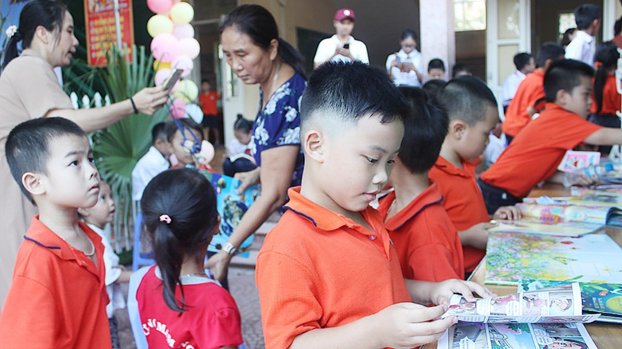 Học sinh hào hứng tham gia ngày hội đọc sách tại Ninh Bình.