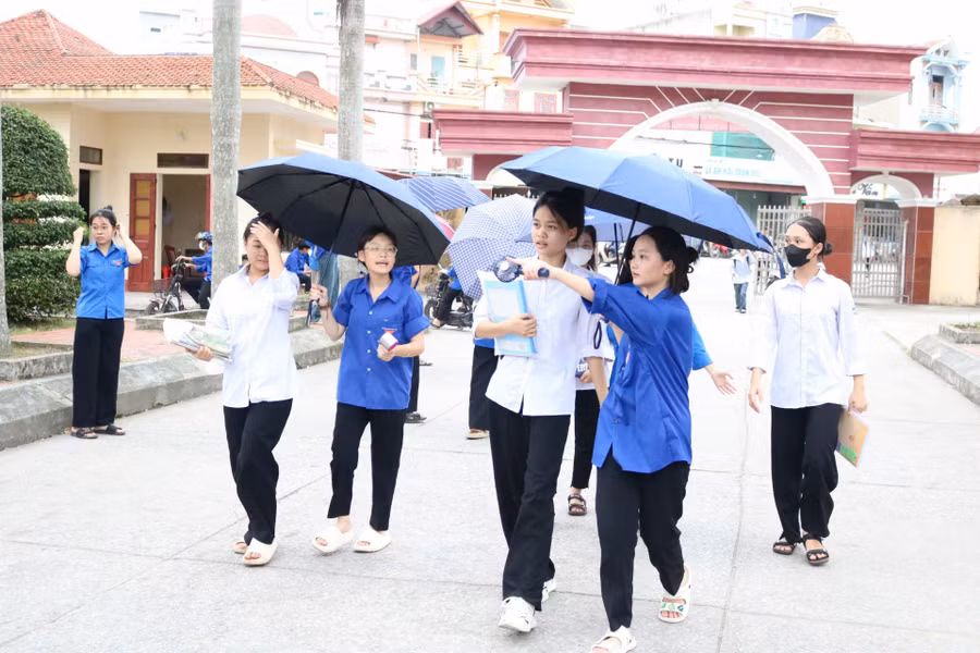 Thí sinh tại điểm thi Trường THPT Hoàng Văn Thụ (Ninh Bình) trong Kỳ thi tuyển sinh vào lớp 10 năm 2025.