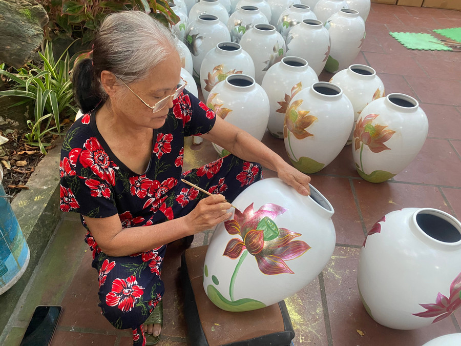Làng nghề sơn mài Cắt Đằng (Vạn Thắng, Ninh Bình) giải quyết việc làm cho người lao động tại địa phương. 