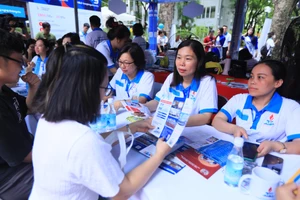 Đông đảo thí sinh và người nhà tới gian tư vấn tuyển sinh của Học viện Chính sách và Phát triển để được hỗ trợ về cách đăng ký xét tuyển vào trường năm 2024. 