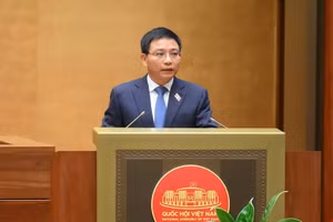 Bộ trưởng Tài chính Nguyễn Văn Thắng trả lời chất vấn. (Ảnh: Cổng TTĐT Quốc hội). 