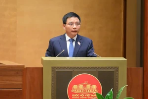 Bộ trưởng Tài chính Nguyễn Văn Thắng trả lời chất vấn. (Ảnh: Cổng TTĐT Quốc hội).