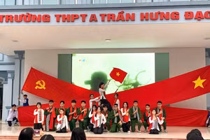 Những tiết mục văn nghệ do học sinh biểu diễn lan tỏa thông điệp về tình yêu nước, lòng tự hào dân tộc. 