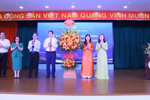 Đại diện Đảng ủy, HĐND, UBND phường Cửa Nam tặng hoa chúc mừng tại buổi lễ. 