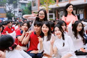 Cô trò Trường THPT Trương Định, quận Hoàng Mai, Hà Nội trong lễ bế giảng năm học 2024-2025. Ảnh: Khôi Nguyên.