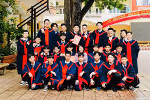 Cô và trò Trường THCS Hoàng Liệt, Hà Nội. 