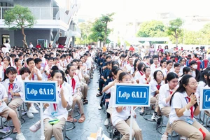 Hàng nghìn học sinh Trường THCS Hà Đông lắng nghe thông điệp, ý nghĩa của Ngày Quốc tế Trẻ em gái 11/10.