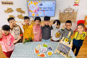 Trẻ 5 tuổi tại Trường Mầm non An Khánh B (Hoài Đức, Hà Nội) hào hứng bên những đĩa bánh trôi nước mình tự tay nhào nặn. 