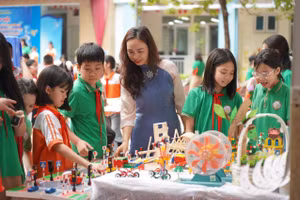 Nhiều mô hình STEAM sáng tạo được trưng bày và cho học sinh trải nghiệm tại ngày hội.