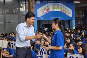 Học sinh Trường THCS Chương Dương tham gia trả lời câu hỏi liên quan đến an toàn trường học. 