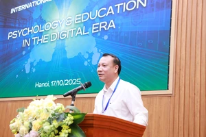 PGS.TS Nguyễn Đức Sơn - Hiệu trưởng Trường Đại học Sư phạm Hà Nội phát biểu khai mạc hội thảo. 