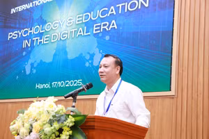 PGS.TS Nguyễn Đức Sơn - Hiệu trưởng Trường Đại học Sư phạm Hà Nội phát biểu khai mạc hội thảo. 