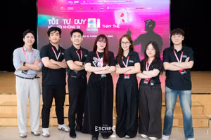 Đội sinh viên thực hiện dự án cùng các giảng viên hướng dẫn tại Trường Đại học FPT Hà Nội.