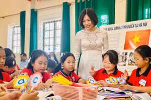 Cô giáo Nguyễn Thanh Thủy hướng dẫn học sinh tham gia hoạt động học và tìm hiểu về Cách mạng tháng Tám năm 1945.