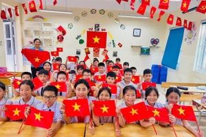 Sắc thắm của lá cờ Tổ quốc nhuộm đỏ không gian lớp học các trường học ở Hà Nội.