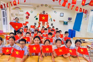 Sắc thắm của lá cờ Tổ quốc nhuộm đỏ không gian lớp học các trường học ở Hà Nội. 