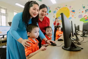 Cô trò Trường Tiểu học Nam Trung Yên, phường Yên Hòa, Hà Nội trong giờ Tin học. Ảnh: NTCC.