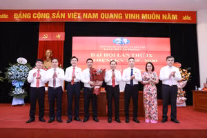 Thứ trưởng Lê Tấn Dũng tặng hoa chúc mừng Ban Chấp hành Đảng bộ Văn phòng Bộ GD&ĐT nhiệm kỳ 2025-2030. 