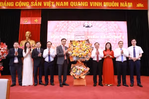 Thứ trưởng Lê Tấn Dũng tặng hoa chúc mừng Đại hội Chi bộ Vụ Kế hoạch - Tài chính nhiệm kỳ 2025-2027. 