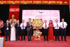 Thứ trưởng Lê Tấn Dũng tặng hoa chúc mừng Đại hội Chi bộ Vụ Kế hoạch - Tài chính nhiệm kỳ 2025-2027.
