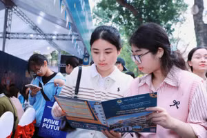 Thí sinh tìm hiểu thông tin tuyển sinh năm 2026 của Học viện Tài chính. Ảnh: Đình Tuệ.