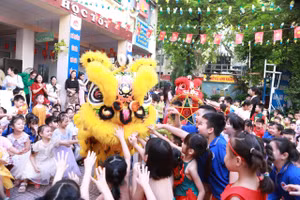 Học sinh Trường Tiểu học Đồng Nhân hào hứng giao lưu cùng các chú múa Lân nhân dịp đón Tết Trung thu. 