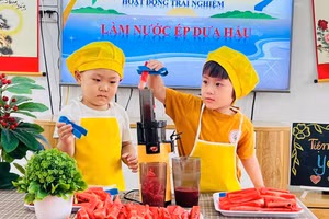Trẻ thực hành làm nước ép dưa hấu với sự hướng dẫn từ cô giáo tại Trường Mầm non An Khánh B (huyện Hoài Đức, Hà Nội). 