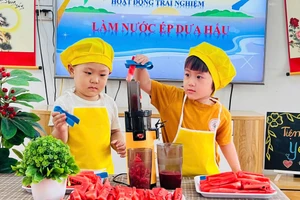 Trẻ thực hành làm nước ép dưa hấu với sự hướng dẫn từ cô giáo tại Trường Mầm non An Khánh B (huyện Hoài Đức, Hà Nội). 