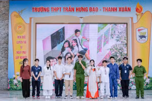 Học sinh Trường THPT Trần Hưng Đạo - Thanh Xuân, Hà Nội đóng tiểu phẩm tuyên truyền về phòng chống bạo lực học đường. 