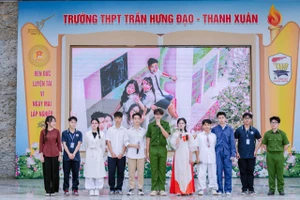 Học sinh Trường THPT Trần Hưng Đạo - Thanh Xuân, Hà Nội đóng tiểu phẩm tuyên truyền về phòng chống bạo lực học đường. 