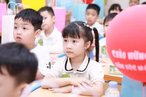 Học sinh lớp 1 tại Hà Nội chào đón năm học mới 2025-2026. Ảnh: Đình Tuệ.