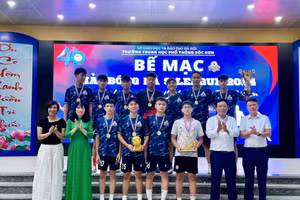 Học sinh tham gia giải bóng đá S-League 2024 với tinh thần thi đấu hết mình. 