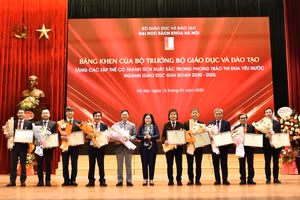 Thứ trưởng Nguyễn Thị Kim Chi trao tặng Bằng khen của Bộ trưởng Bộ GD&ĐT cho các tập thể, cá nhân đạt thành tích xuất sắc trong phong trào thi đua yêu nước giai đoạn 2020-2025.