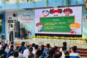 Học sinh lắng nghe chủ đề bảo vệ sức khỏe học đường.