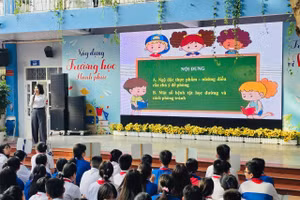 Học sinh lắng nghe chủ đề bảo vệ sức khỏe học đường.