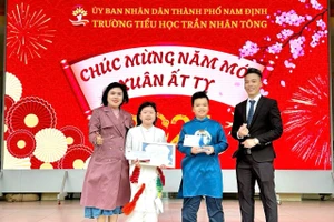Thầy Vũ Văn Bền (bìa phải) cùng lãnh đạo nhà trường trao thưởng cho học sinh. Ảnh: NVCC.
